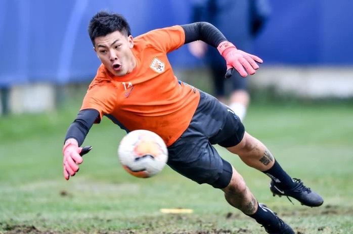 开云体育官网-山东泰山训练开放日，今晚外线爆发引欢呼，中超在即，细节决定成败(山东泰山今晚直播情况)